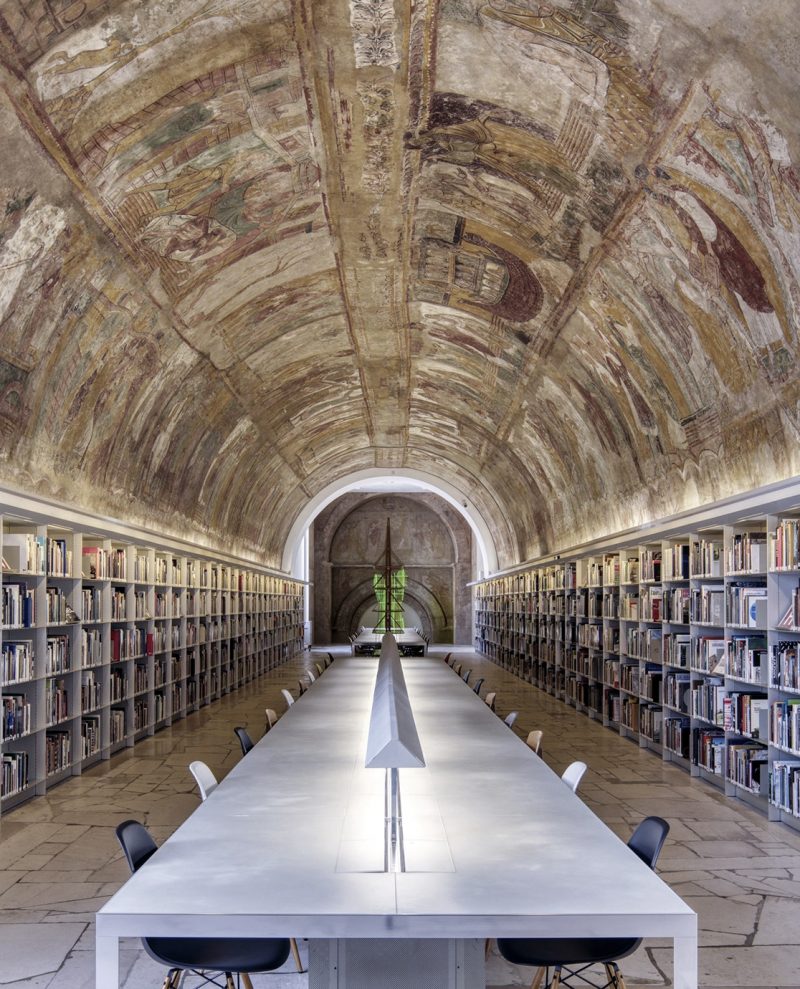 Lighting design without downlights